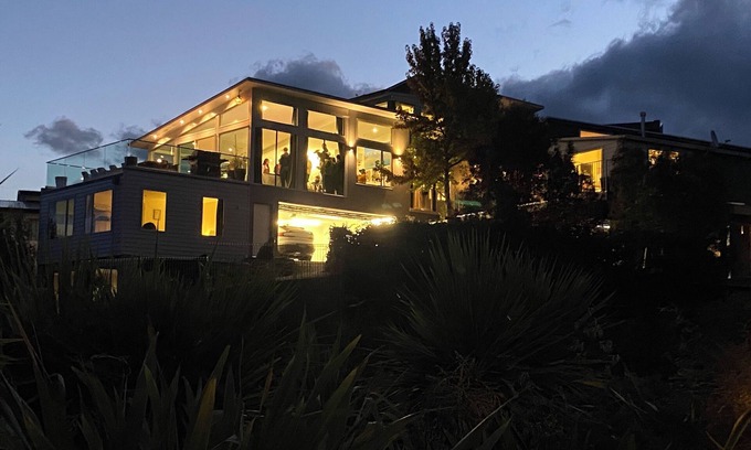 Queenstown City Centre House | 7Manata - Amazing 270deg views! Golf & Ski 10bedrm/8bathrm + 4x seven-seat 4WD's