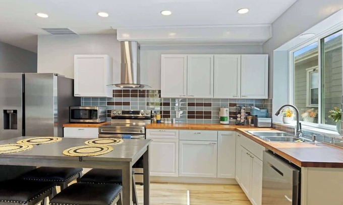 New Albany House | 7Mi Louisville Pet-Friendly Home