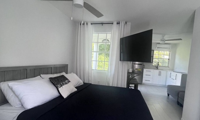Seven Mile Beach Apartment | 7mile-Hidden Hideaway-King Bed-Kitchen-Pool
