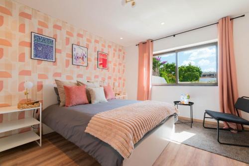 Santo Antonio dos Olivais House | 7Min to Uni Sé-Velha - AC - Work Desk - 300MBs WiFi - Suite 1 and 2