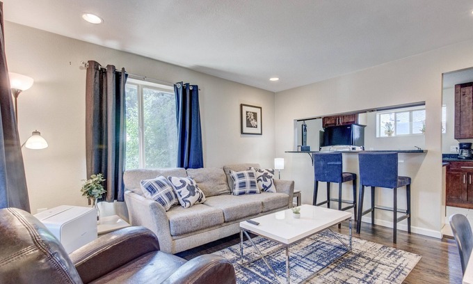 Lakewood Apartment | 7min walk to light rail | Royal Blue Lakewood Retreat | 10min to Downtown Denver