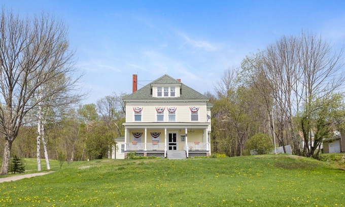 Jefferson House | 7PH Sunny Farmhouse Retreat, AC, Game Room, Dog Friendly