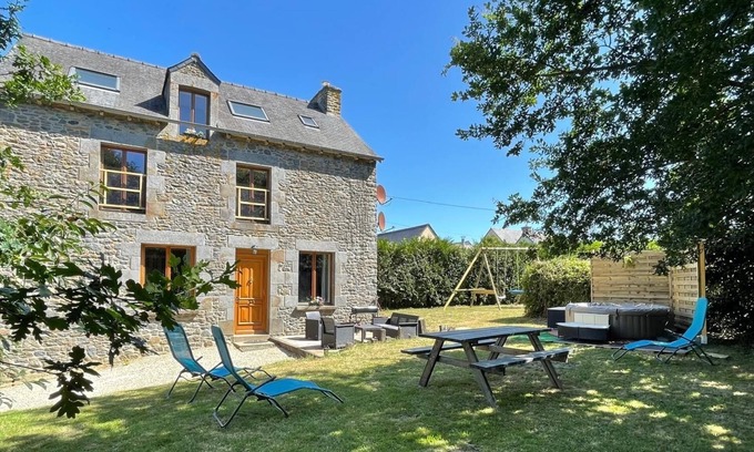Pleugueneuc House | 8/9-person gîtes with Jacuzzi. Near saint Malo/dinan. Pets allowed
