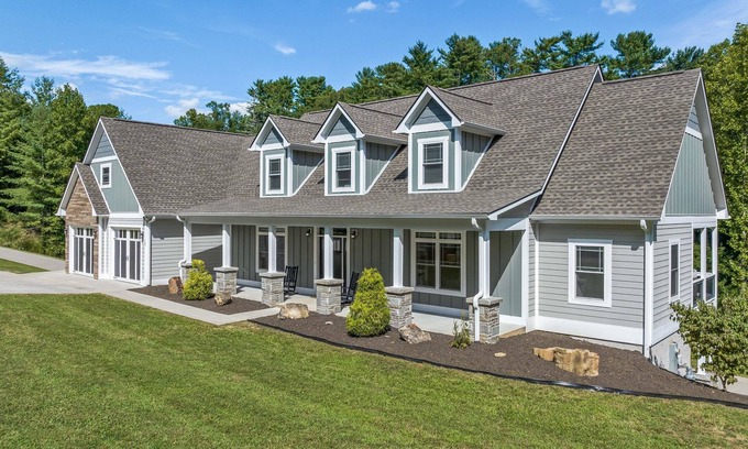 Mars Hill House | 8 Bedroom Home near Asheville! Pickleball, Movies, Game Room, Gym, Fast Wifi!