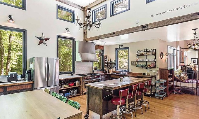 Saugerties House | 8-bedroom house & barn boardering the Catskill Mountain Preserve and family farm