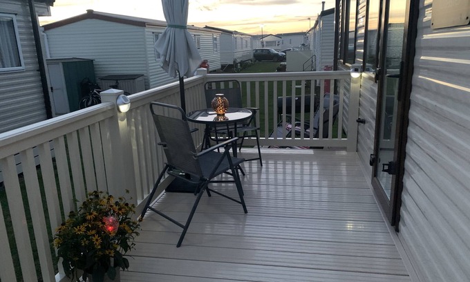 Whitstable House | 8 berth static caravan near the beach, clubhouse, swimming pool , local shop pub