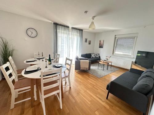 Boeblingen Apartment | 8 Einzelbetten - 6 Schlafzimmer - Wohnzimmer & große Terrasse mit Grill - 2 Bäder - Wohnung auf 2 Ebenen - Nähe Messe Stuttgart & A81 - Ideal für Teams & Familien