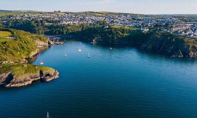 Fishguard House | 8 Garn Ingli, Holiday Home Fishguard, Sleeps 5, 3 bedrooms, bathrooms