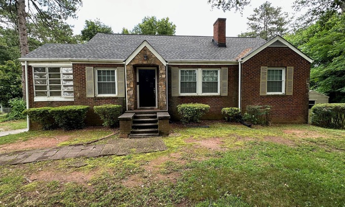 Fairburn House | 8 Guest Home 25 Minutes From Downtown