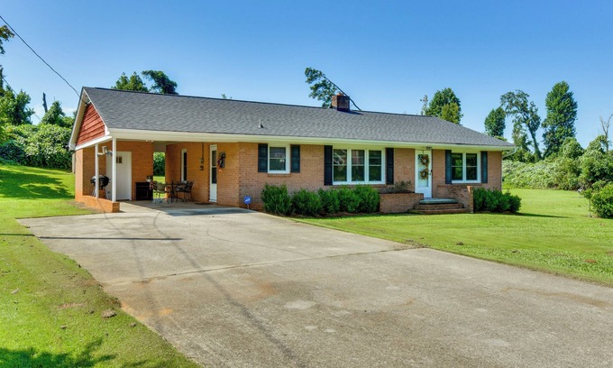 Seneca House | 8 Mi to Clemson: Peaceful Family Home w/Yard