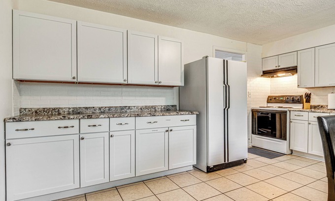 Indianapolis Cottage | 8 Mi to Dtwn Indianapolis: Family Home w/Yard!