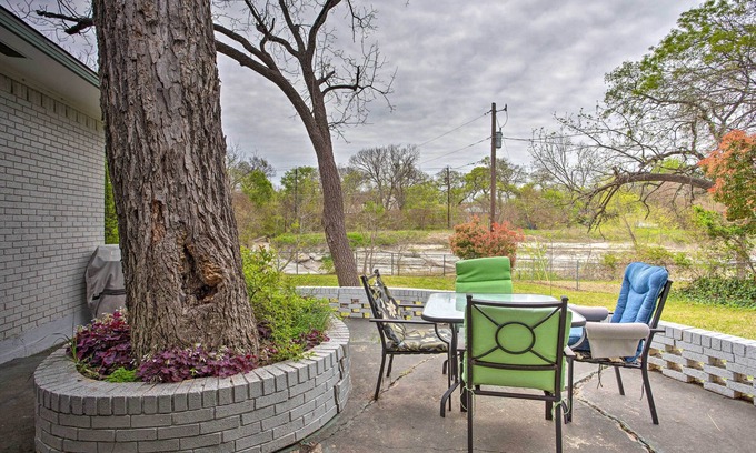 Garland House | 8 Mi to Lake Ray Hubbard: Creekside Garland Home