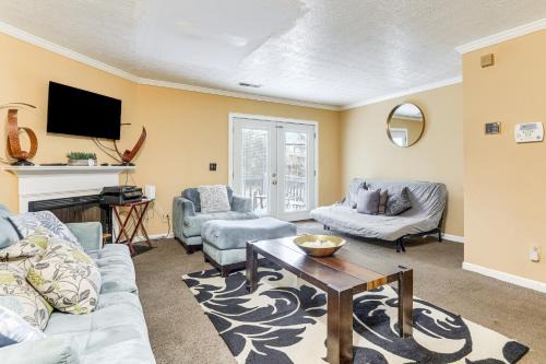 Lithonia House | 8 Mi to Stone Mountain Quiet Getaway with Deck