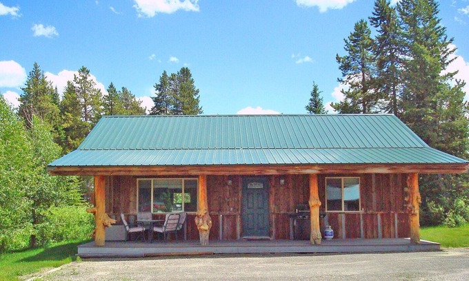 Lazy Acres Cabin | 8 miles from Yellowstone! Large Covered Porch, Gas BBQ, Smart TV, Next To Creek