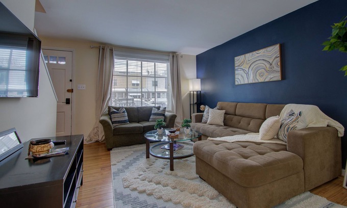Old Town West House | ❃8 Min walk to Metro/Fenced Yard ❃ King Bed❃ Old Town Central Retreat ❃