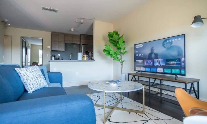 Pleasant Valley Apartment | 8 mins to Downtown King Bed | Pool, Parking Gym 05