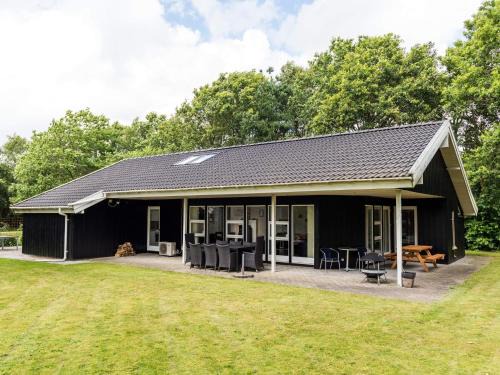 Jegum House | 8 person holiday home in Oksbøl