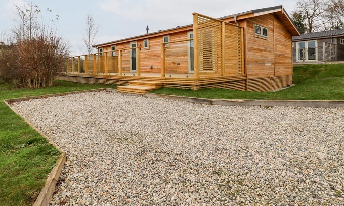 Looe Cabin | 8 VALLEY VIEW, family friendly, with hot tub in Lanreath