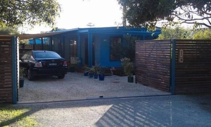 Portarlington House | 800 mtres from Dog friendly beach! 12 minute flat walk to beach. 1 minute by car