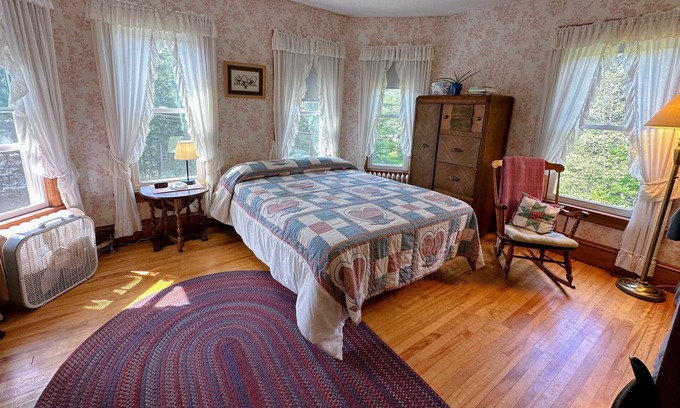 Whitefield House | 81JR private 2 bedrooms and 1 bathroom in grand Victorian home in the heart of the Whiite Mountains!