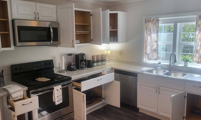 Crestline Heights House | 83rd Street Comfy Cottage