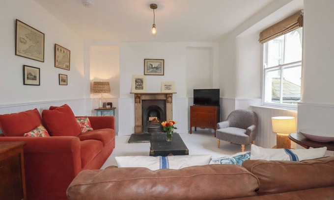 Port Isaac Cottage | 84 FORE STREET, family friendly, with open fire in Port Isaac