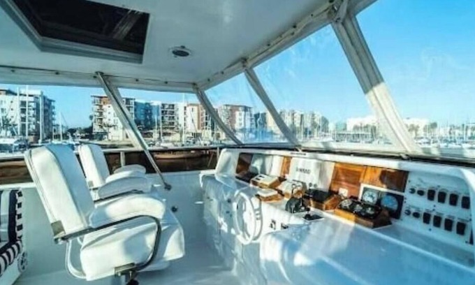 West Newport Boat Rental | 84' LAZZARA /LA VIE