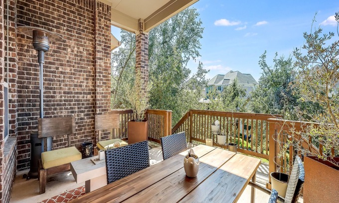 West Oak Hill House | 8409 Lookout Cliff Pass