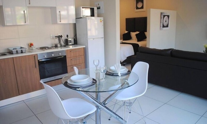 Greater Johannesburg Metropolitan Area Apartment | 86 Edison Guest Lodge