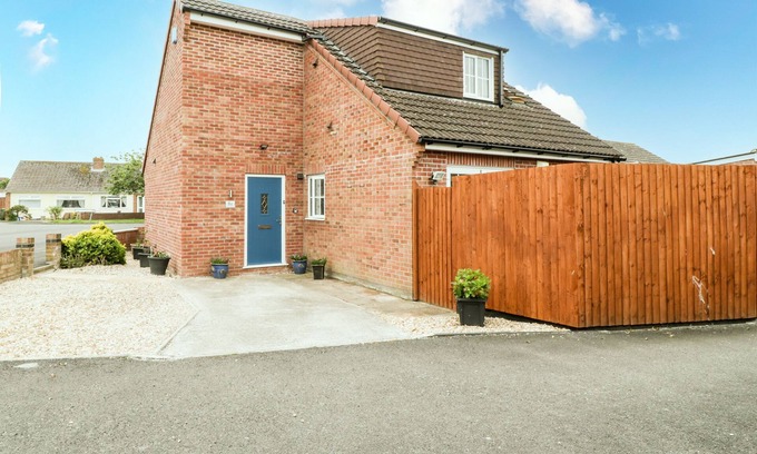 Burnham-on-Sea Cottage | 8A ROSEWOOD AVENUE, pet friendly, with a garden in Burnham-On-Sea
