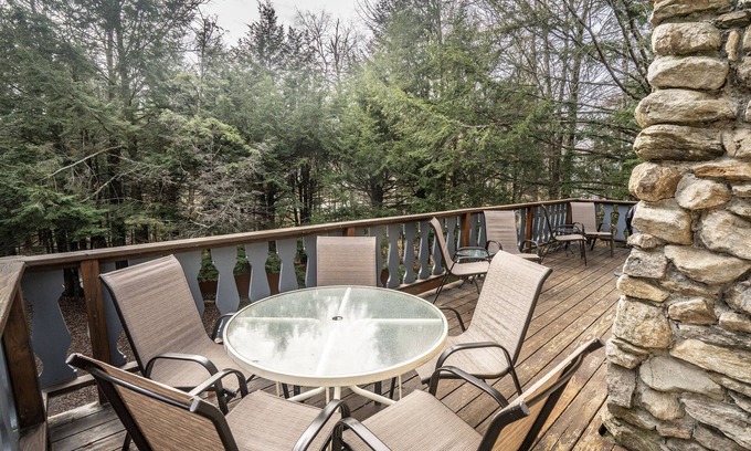 Killington Ski Chalet | 8BR 5Bath, spa, pool table, convenient spot 2 mi to lifts, 1/2 mi to restaurants