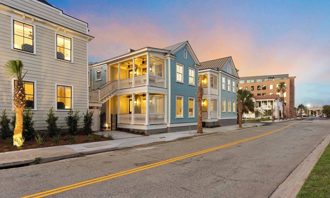 Westside House | 8BR Downtown Luxury Escape Near King