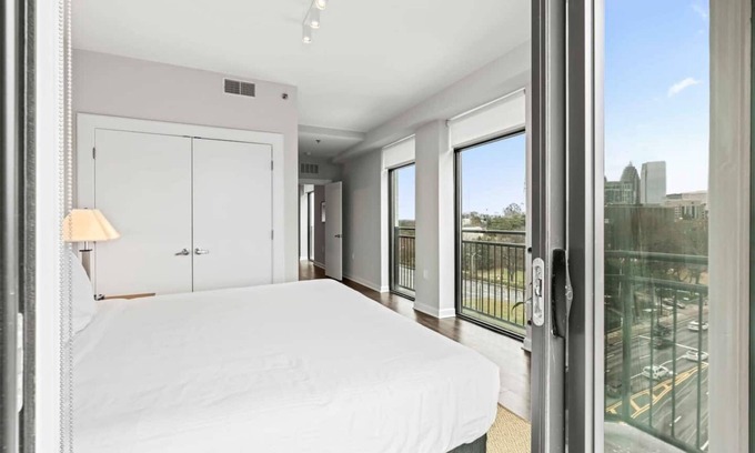 Buckhead House | 8th Floor City View Condo in Midtown Atlanta