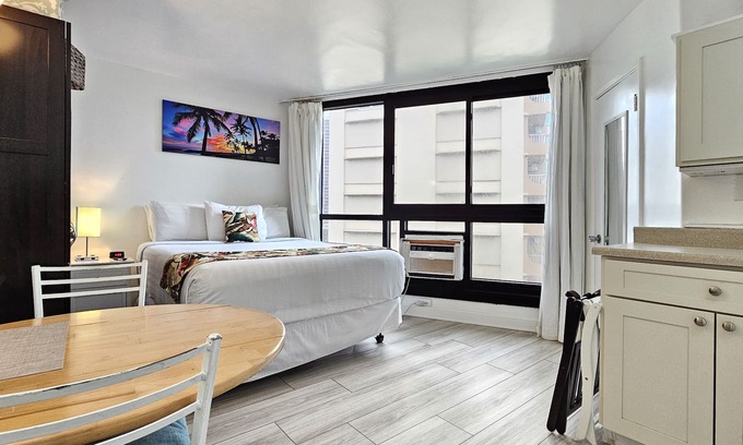 Diamond Head - Kapahulu - St. Louis Apartment | 8th floor Waikiki Beach Queen Bed Studio w/Kitchen & Pool-❤WAIKIKI GRAND HOTEL®