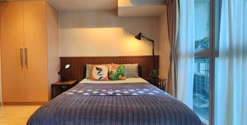 Taguig Apartment | 8U Pristine & Cozy Stay at Uptown Mall BGC across Mitsukoshi with FREE Parking and Balcony