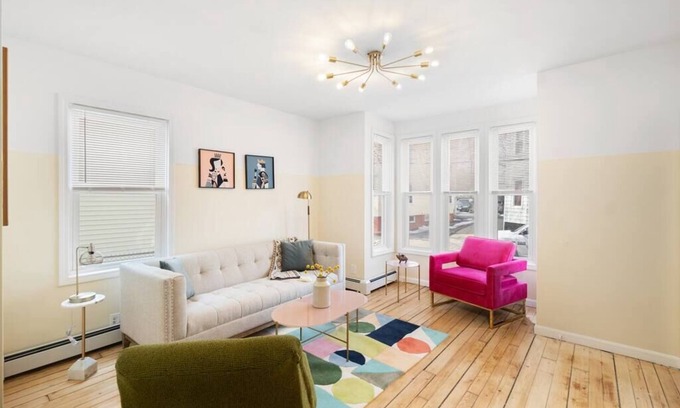 Providence Apartment | ★9-Bedrooms★ Modern & Stylish Stay for Big Grps!