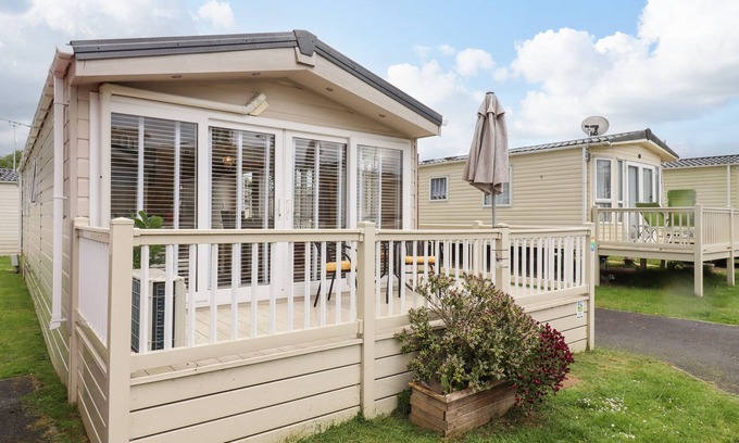 Clacton-on-Sea Cottage | 9 BIRCH GROVE, pet friendly, with a garden in St. Osyth