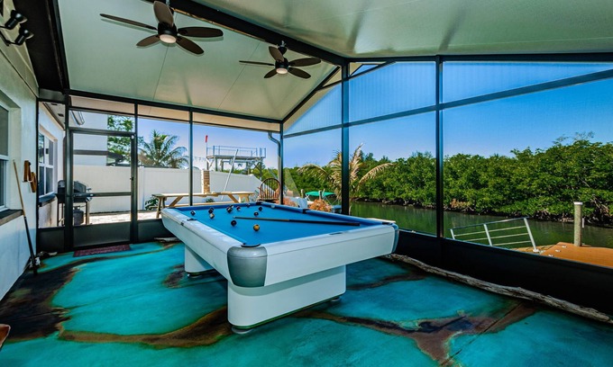 Bay Crest Park House | 9-ft Billiards - Easy Access to Tampa Bay - Hot Tub - Kayaking into nature