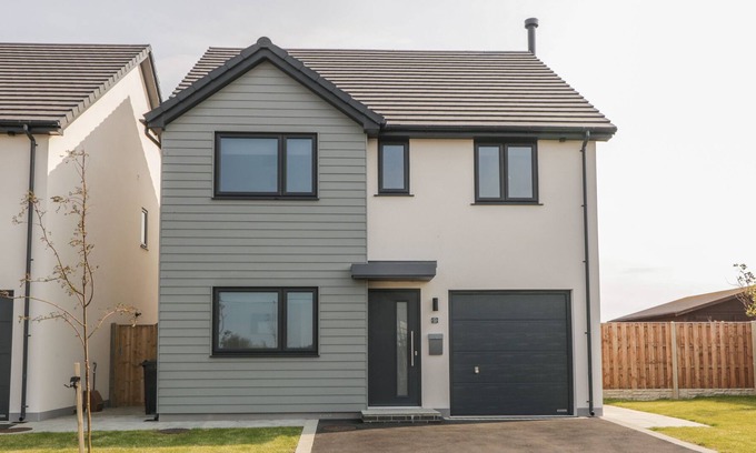 Llanfaelog House | 9 GWEL-YR-WYDDFA, pet friendly, luxury holiday cottage in Llanfaelog