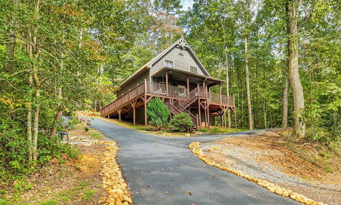Clarkesville Cabin | 9 Mi to Lake Burton: Cabin w/Deck Near Helen