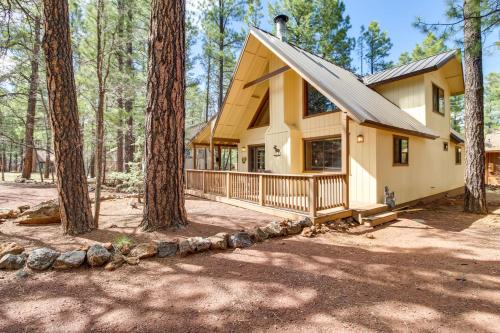 Pinetop House | 9 Mi to Rainbow Lake Woodsy Pinetop Cabin with Deck
