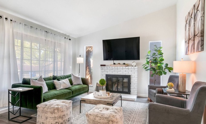 Riverside House | 9 miles to DT Riverside + tons of local parks and sites nearby!