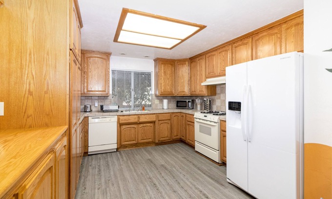 South Redlands House | 🧡9 min to University,Parking, 4BR/2BA, Sleeps 10, Boho Style🌼