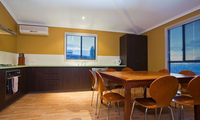 Exmouth House | 9 Skipjack Circle - Lovely Pet-Friendly Holiday Home with a Breezeway