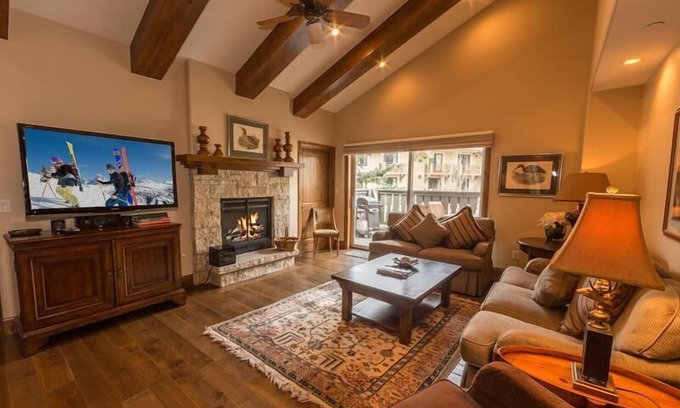 Vail Condo | 9 Vail Road - Surrounded by Four Seasons Hotel in Vail Village - Hot Tub & Pool Walk To Lifts