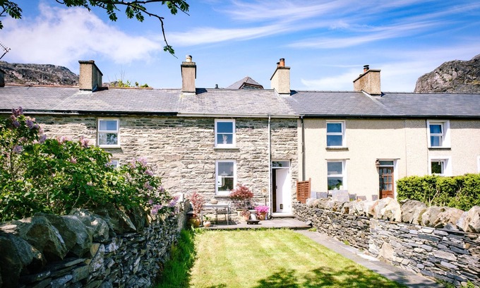 Tanygrisiau Cottage | 9 WEST END, pet friendly, with open fire in Blaenau Ffestiniog