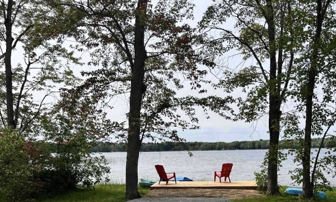 Carden Cottage | (90 min to GTA) Cozy Fall Cabin in Kawartha Lakes (Waterfront)
