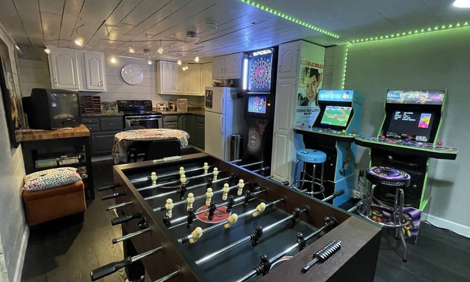 Wenonah House | 90's Arcade Oasis⚡️Theater⚡Wifi⚡ Gym ⚡ Sleeps 10!
