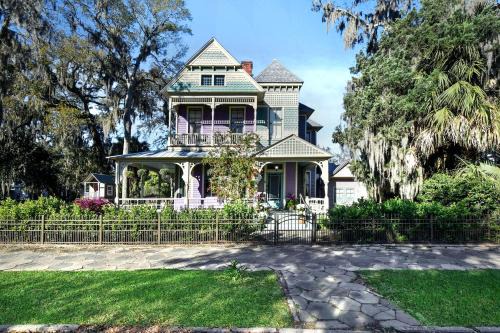 Brunswick House | 905 Seaside - Designer, Historic, Cold Plunge Pool, Pet-Friendly and King Beds