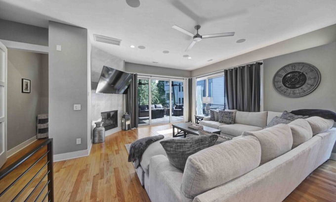 Third Ward House | 906 Westbrook B · City Views RoofTop Hot Tub & Short Walk to Stadium